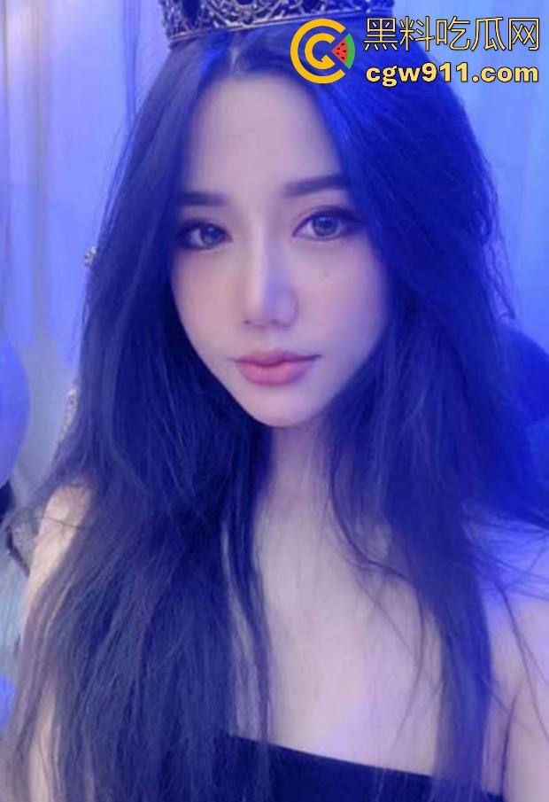 海角乱伦,趁姐姐洗碗的时候,拉下她的红色内裤,扣出水后爆操她,后入推臀无套内射!-1