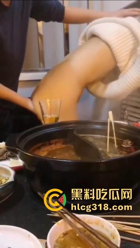 吃火锅吃到一半怎么说喷水就喷水啊！色情男女边吃火锅边抠穴，淫水横飞四溅，还是城里人会玩！-7