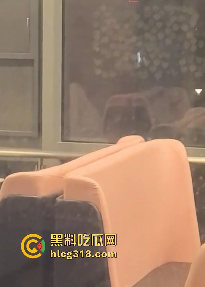 武汉生物工程学院社团师姐【林鹤敏】跟学长男友性爱爆发在二楼食堂直接开炮，被学弟偷拍曝光！-6