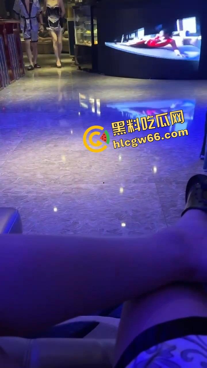 高端技师就是不一样，能用头给你按摩！周五放松一下，奶子在眼前晃，头在下面动，舒爽到灵魂发麻！-1