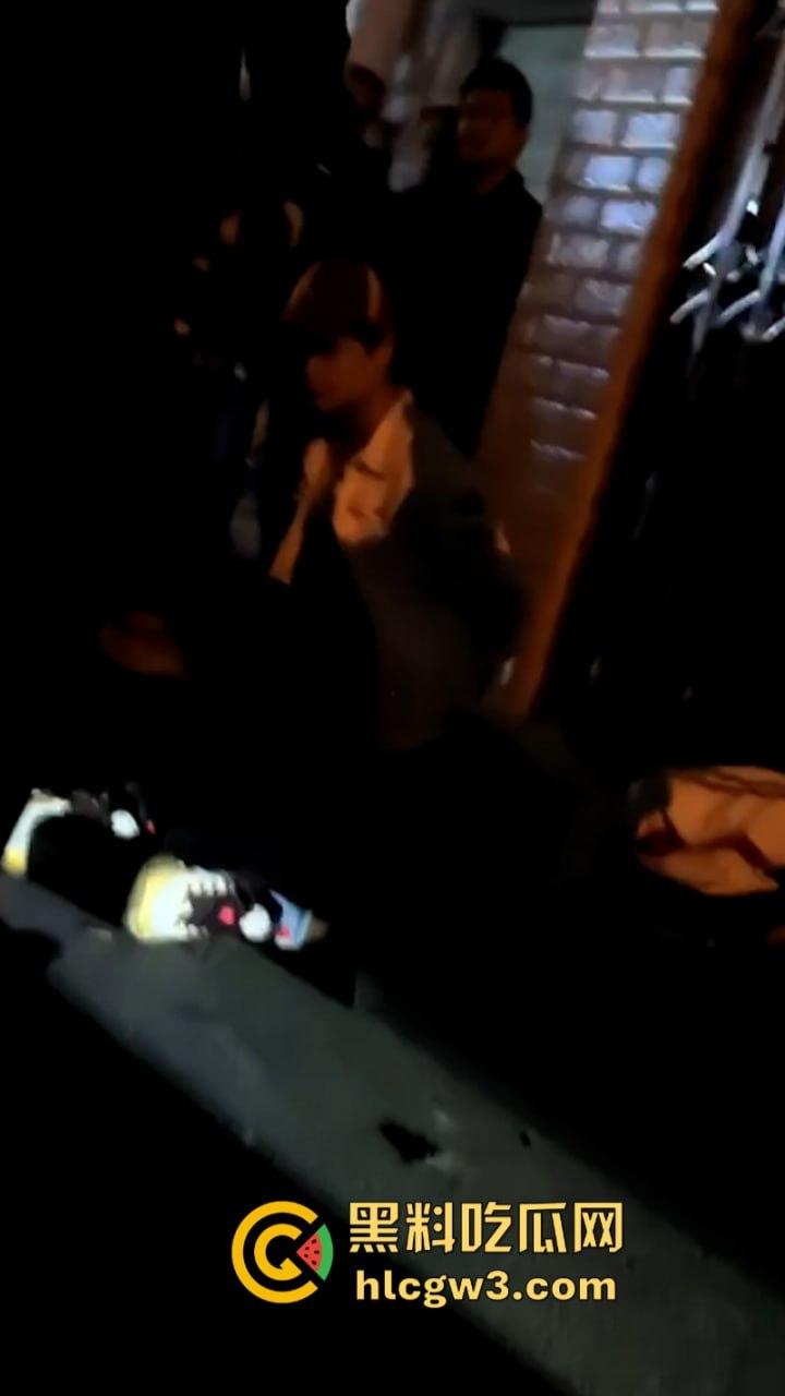 围观骚鸡无故被砍！柳州乐群路鸡婆被调戏 竟拿关刀砍死看热闹的吃瓜学生 ！死的好冤！-7