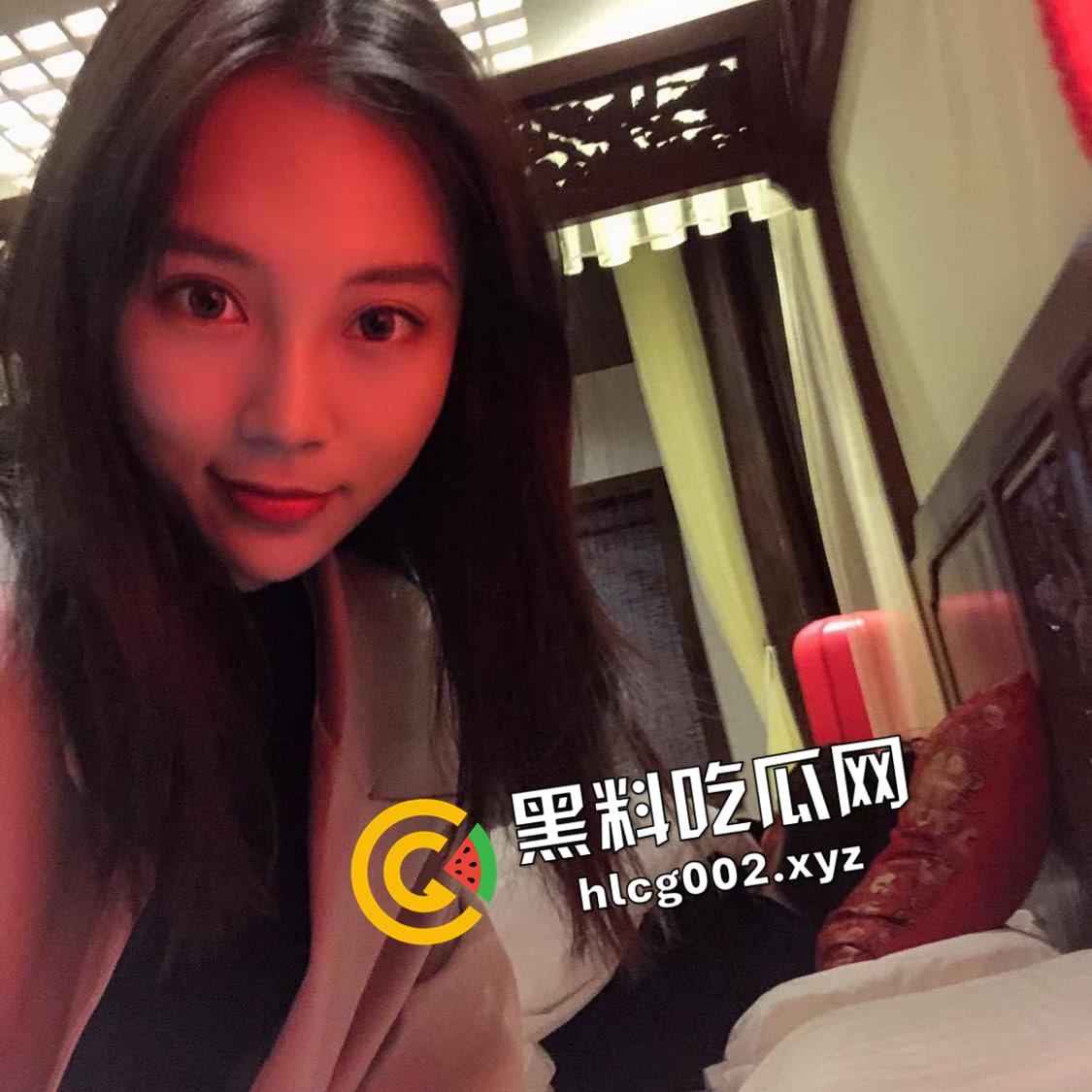 瓜友投稿!网恋海南公务员美人妻 网红级别的素颜长相 骚鲍鱼一模就喷水 掰开给你看-1