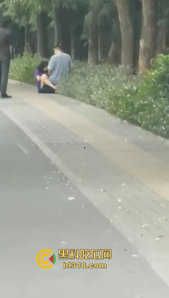 激情情侣马路边操逼！要不是有路人经过劝解还继续干，当路人都是你们两paly的一环呗！-1