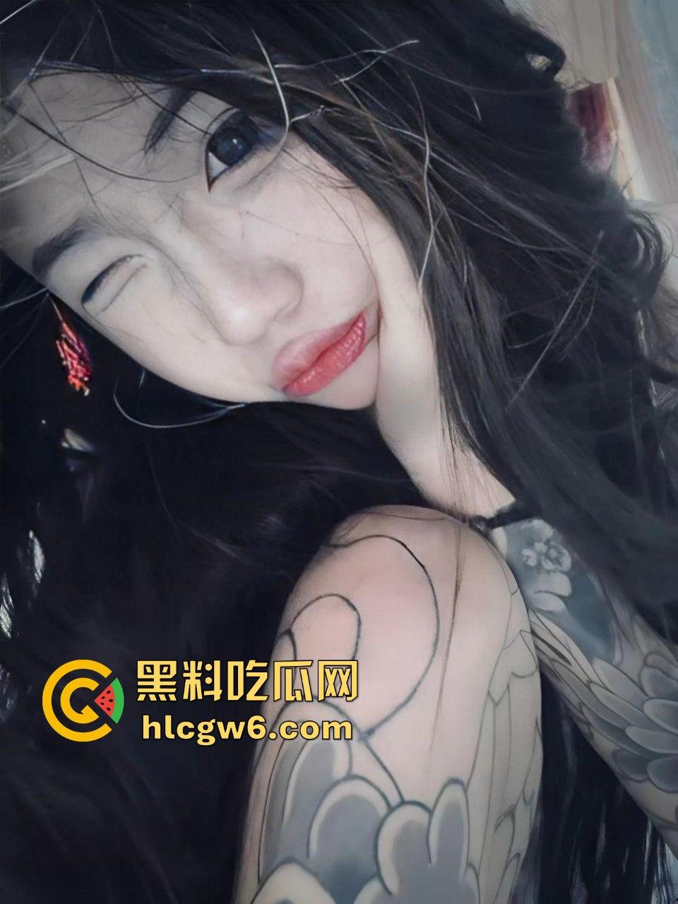 我勒个花腿便肉器？精神小妹自己玩逼玩到高潮，骚味大到猫都忍不住跑过来嗅，高潮骚味熏得猫发情！-4