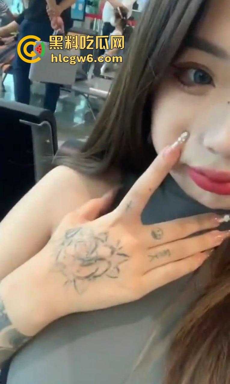 我勒个花腿便肉器？精神小妹自己玩逼玩到高潮，骚味大到猫都忍不住跑过来嗅，高潮骚味熏得猫发情！-6