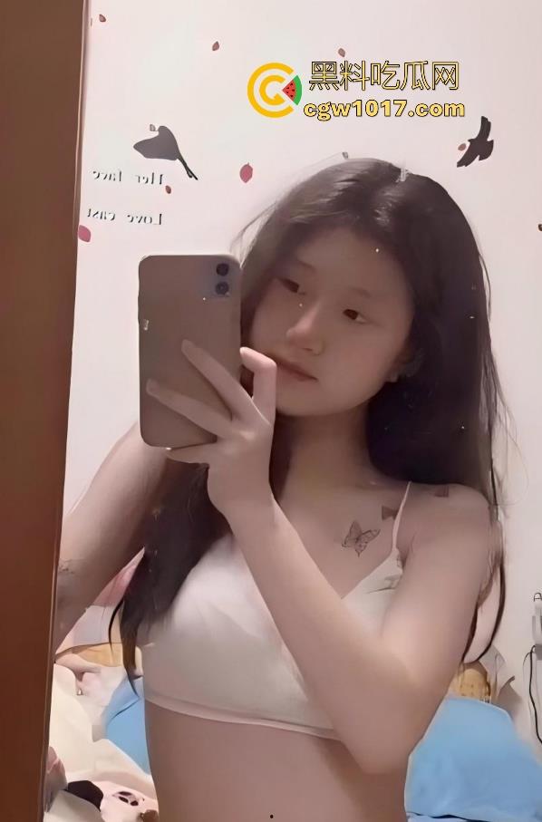 辽宁财经大学音乐系淫荡学妹【李维奕】跟学长撩骚私密视频曝光！搔首弄姿三点全露，无套后入猛捅粉嫩骚穴！-1