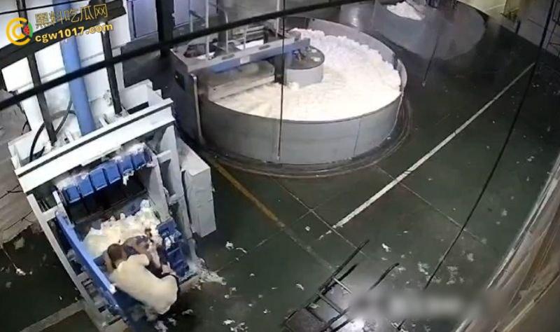 西北角碎料机血腥惨案，工人操作失误双腿被压断，双手撑地拖着残躯爬行数十米，头皮发麻！-4