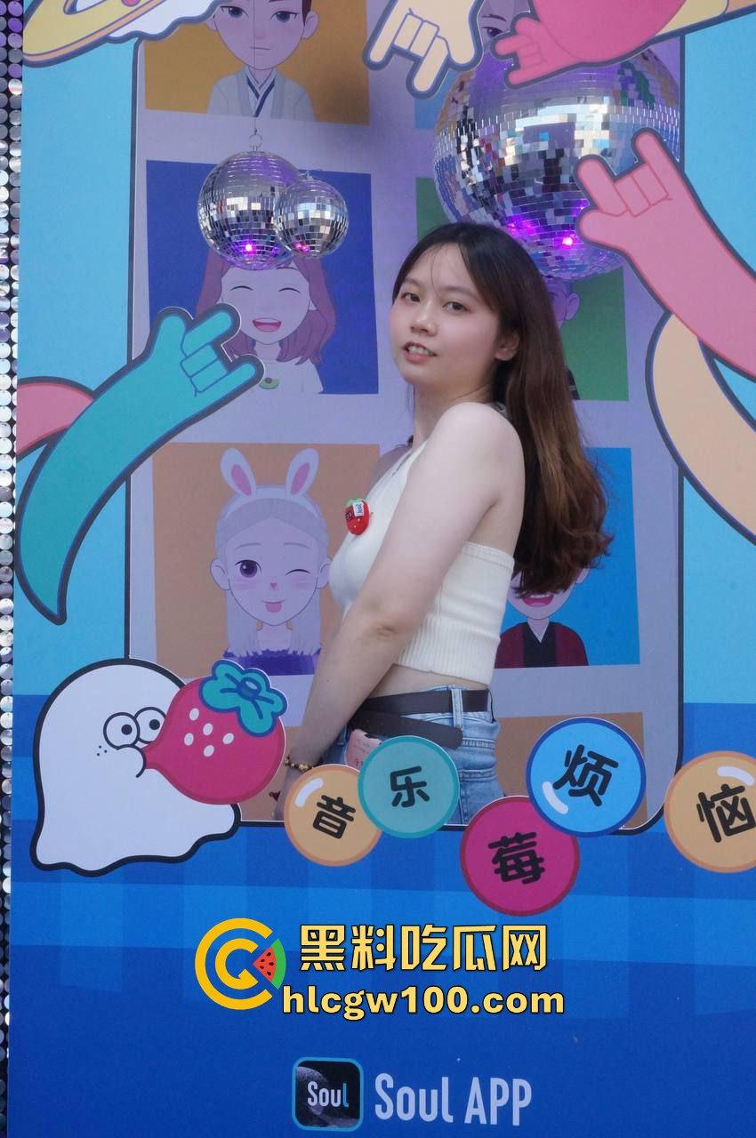 约炮微胖反差妹【周依依】性爱视频流出，肥美臀部被猛烈撞击，自动骑乘内射中出全过程堪比大片！-16