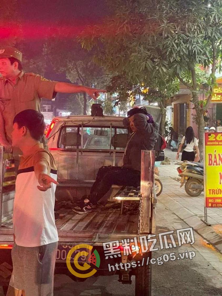 越南第一狠人！前男友怒砍现任狗男女 人狠刀快  血直接喷的满地都是  现场血腥画面曝光-8