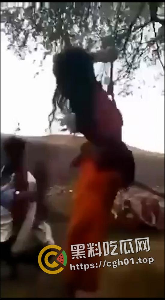 印度女人爱上穆斯林 被村里屌丝挂到树上抽成陀螺 哭得再惨也没用-5