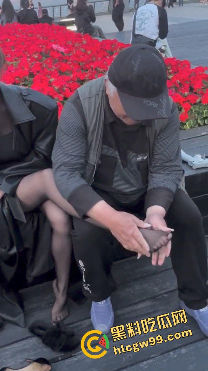 你大爷永远是你大爷！河南商丘农村少妇骚鸡，返乡回村穿肉丝与黑丝让大爷摸腿模玉足！这满足的笑容亮了！-6