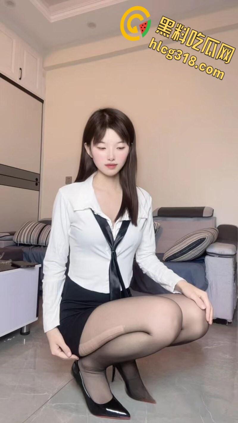 抖音擦边女主播【初恋柠檬】,金主付费视频流出,约炮金主爸爸被后入猛操,金主的天生炮架子!-3