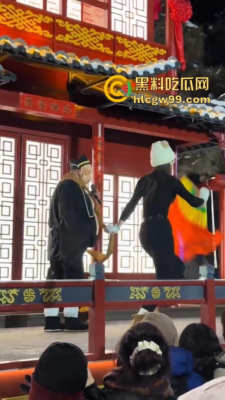 长春动植物公园惊现遛猪新玩法,斯文眼镜妹一秒变女流氓，八戒哥裤腰带被扯开，牵着猪头直接遛大街！-6