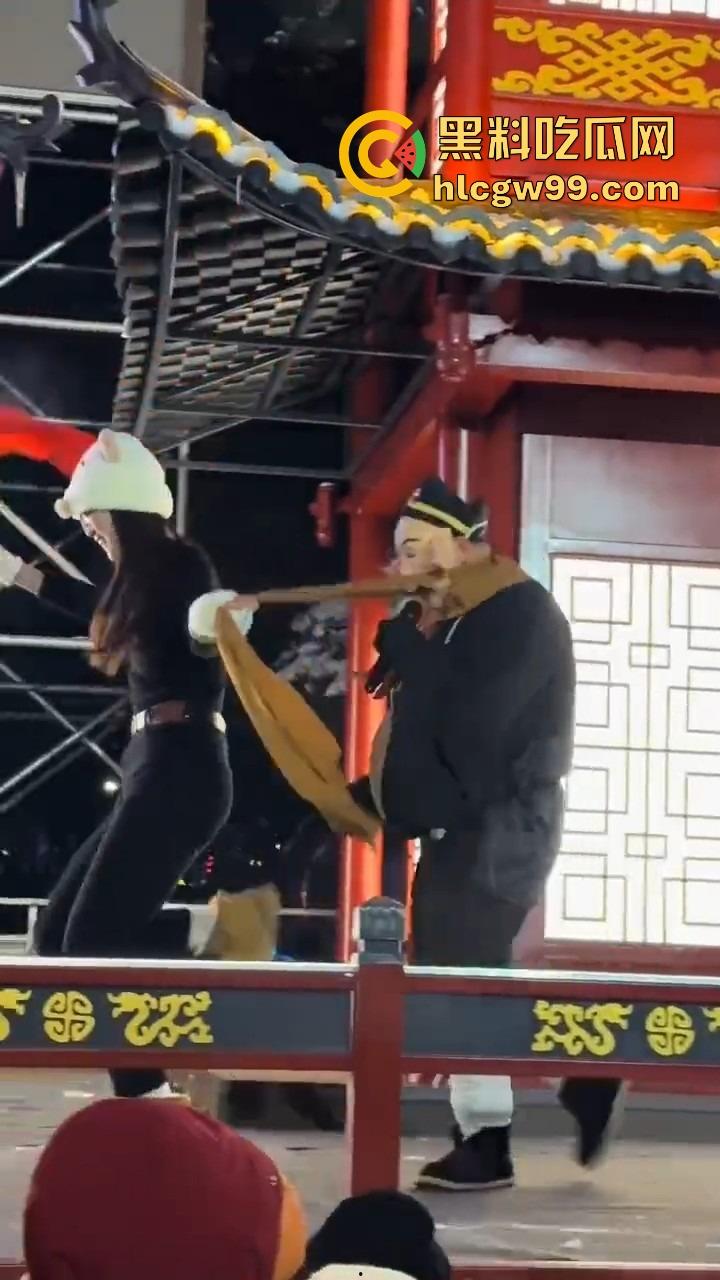 长春动植物公园惊现遛猪新玩法,斯文眼镜妹一秒变女流氓，八戒哥裤腰带被扯开，牵着猪头直接遛大街！-8