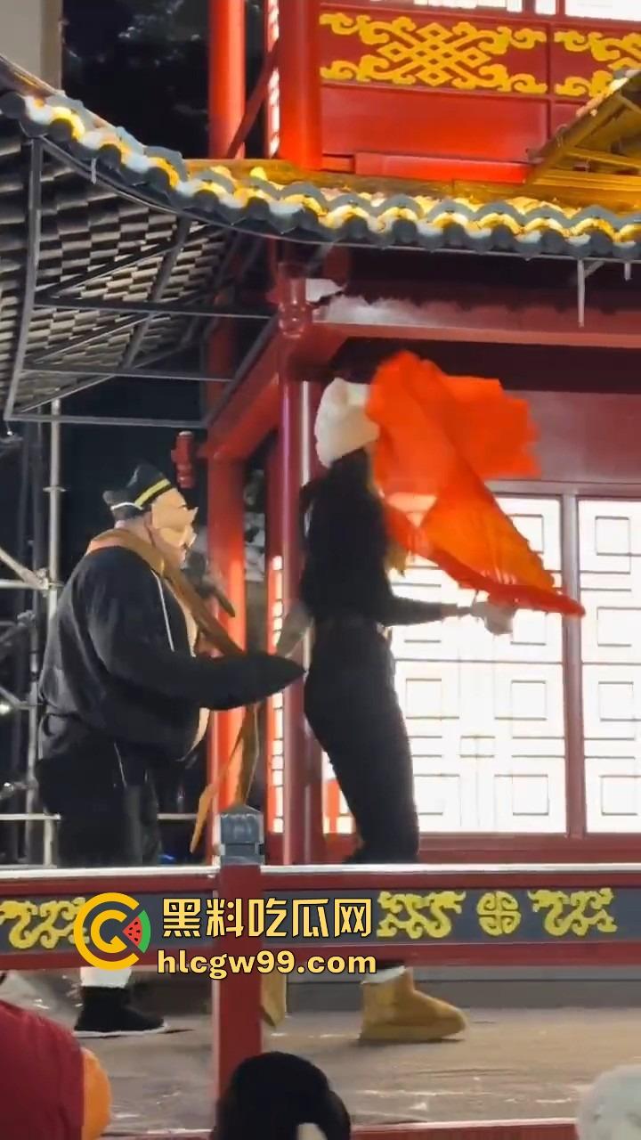 长春动植物公园惊现遛猪新玩法,斯文眼镜妹一秒变女流氓，八戒哥裤腰带被扯开，牵着猪头直接遛大街！-9