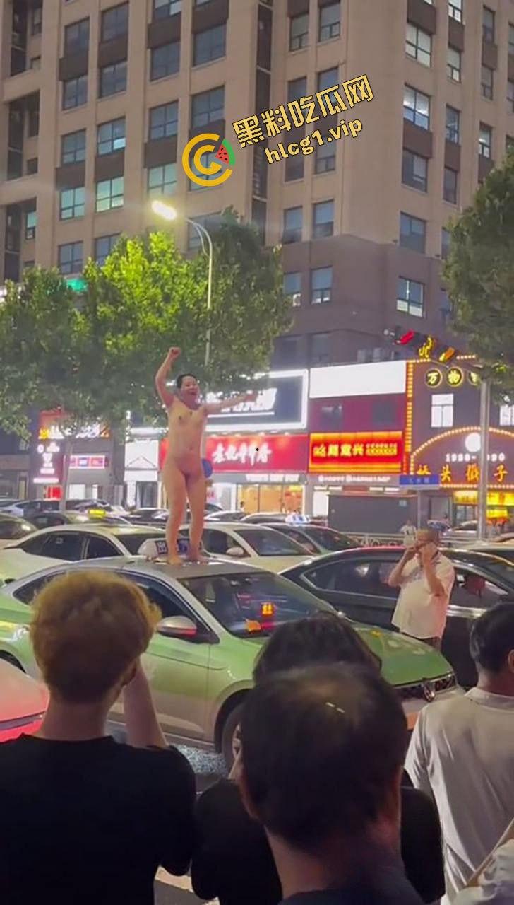 全网疯传大瓜！山东青岛老仙女 与出租车司机起争执 一言不合踩上车顶 脱衣裸体热舞！-4