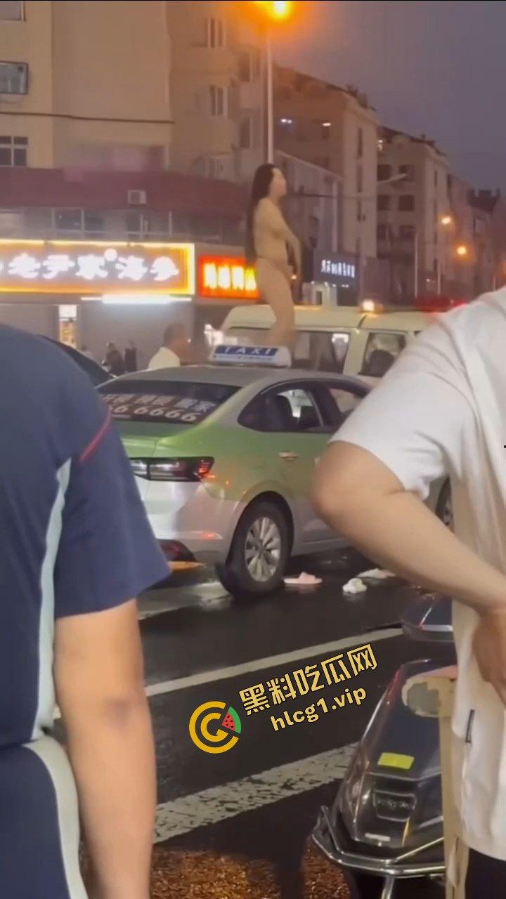 全网疯传大瓜！山东青岛老仙女 与出租车司机起争执 一言不合踩上车顶 脱衣裸体热舞！-6