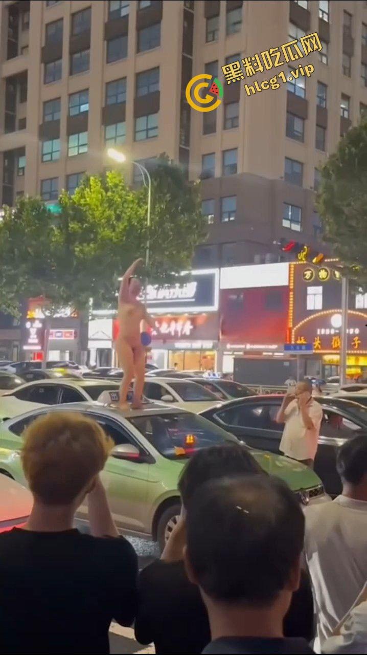 全网疯传大瓜！山东青岛老仙女 与出租车司机起争执 一言不合踩上车顶 脱衣裸体热舞！-8