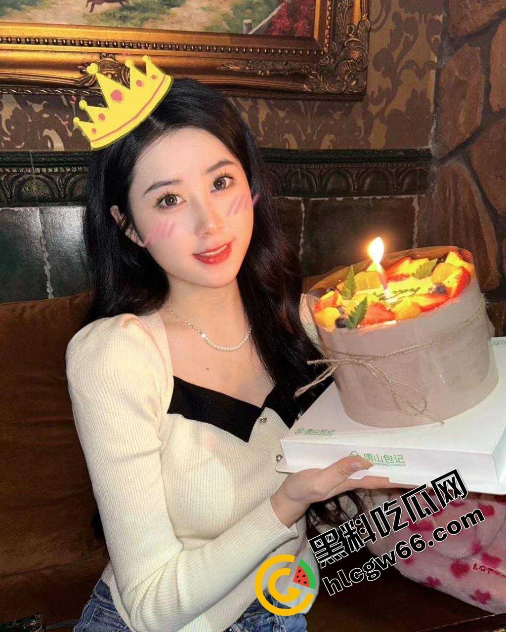 上海美院富家乖乖女【李梦圆】画油画的手拿去撸鸡巴，玉足足交蜜桃臀后入小穴夹得连射三发！-7