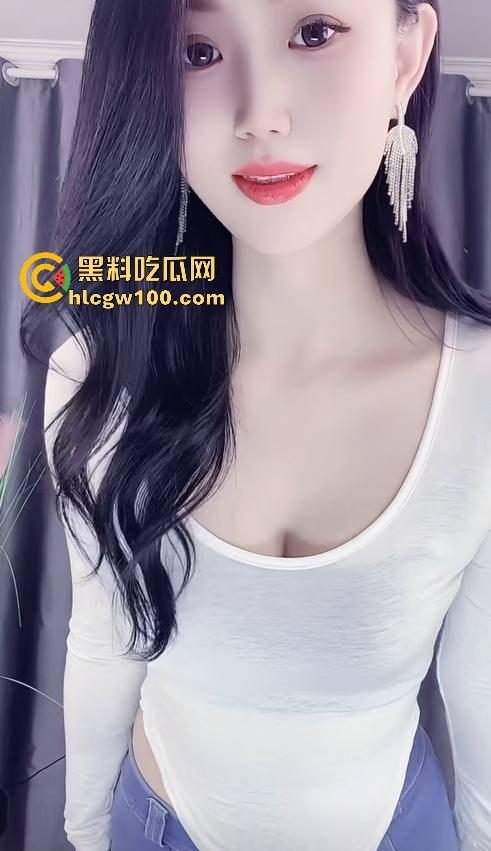 快手舞蹈主播【可可】定制视频流出，极品牛仔裤蜜桃臀，没想到小穴位雀黑。-7