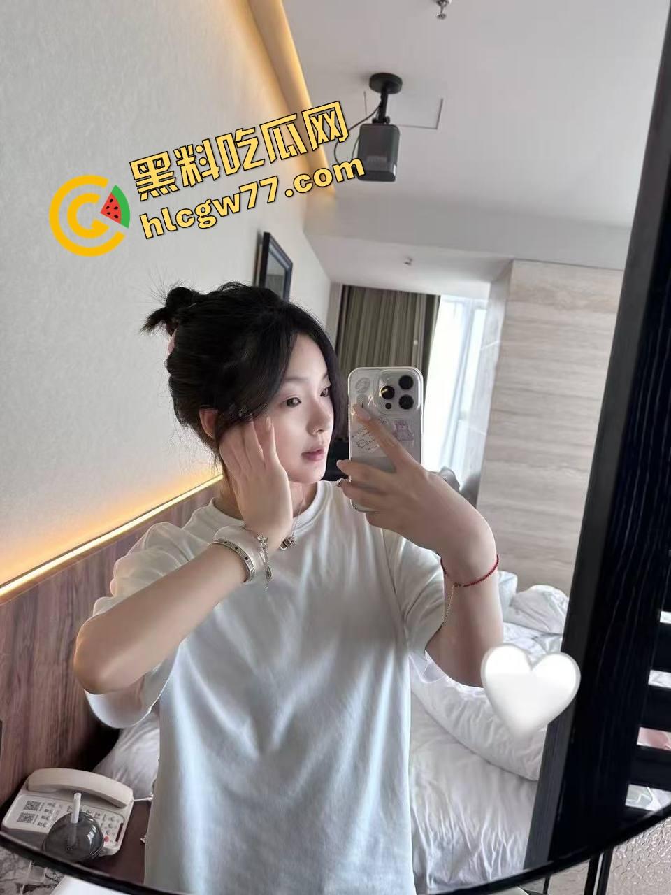 京城富哥G哥御姐嫩妹通杀调教，夜夜换女不重样，兄弟联动双人轮番喂鸡，豪宅开啪局征服全京骚逼！-5