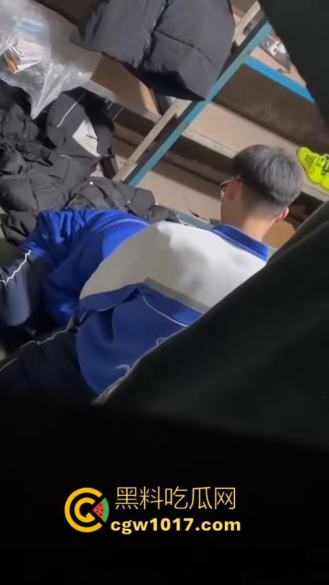 学生情侣学校储藏室偷吃禁果被偷拍，直接解开裤子让女的舔硬然后压倒抽插，淫荡小穴疯狂流水，是真的羡慕呀！-3