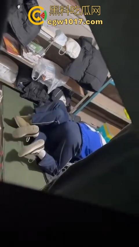 学生情侣学校储藏室偷吃禁果被偷拍，直接解开裤子让女的舔硬然后压倒抽插，淫荡小穴疯狂流水，是真的羡慕呀！-5