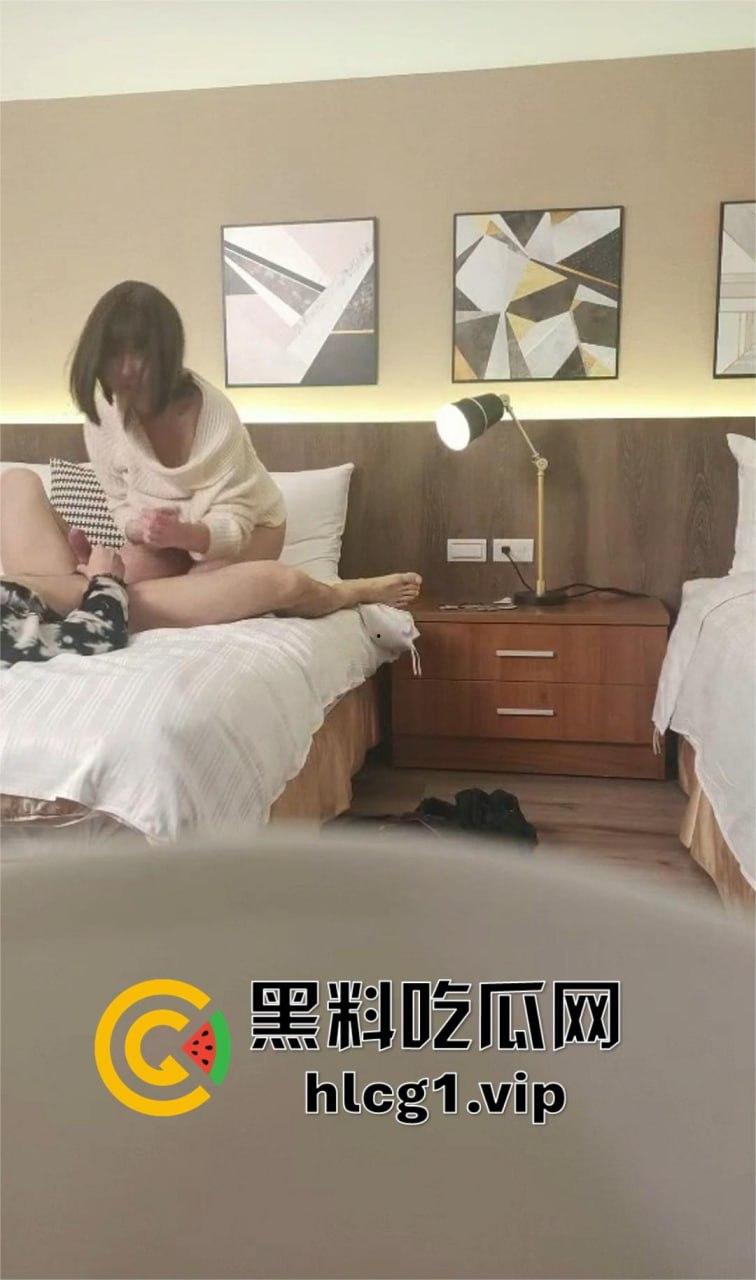 台湾AV拍摄现场被偷拍泄密，真实拍片幕后大揭秘，男女主角当众啪啪竟如此艰辛！-5