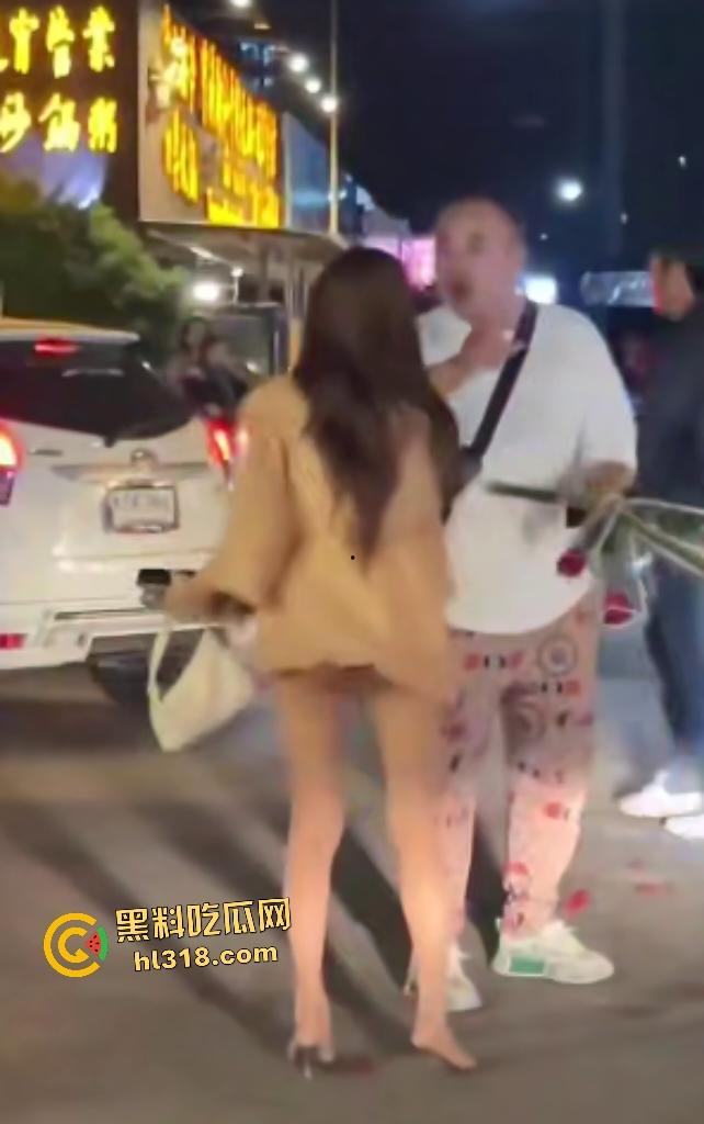 曼谷女子上街看到男友和其他女人说话,就像喝了醋坛子一样在街头追打,男友送花还被踹!-4