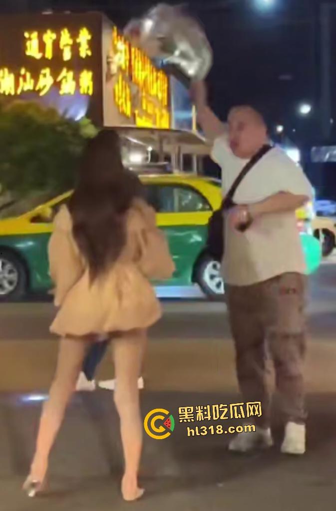 曼谷女子上街看到男友和其他女人说话,就像喝了醋坛子一样在街头追打,男友送花还被踹!-5