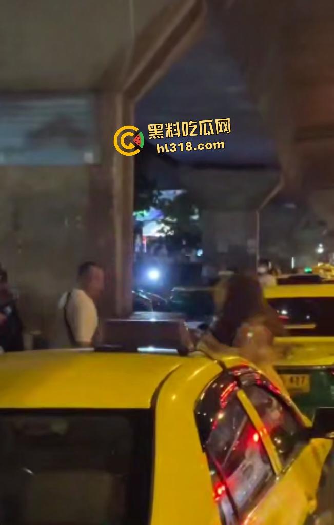 曼谷女子上街看到男友和其他女人说话,就像喝了醋坛子一样在街头追打,男友送花还被踹!-6