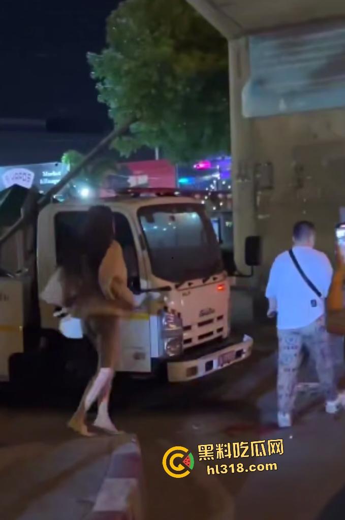 曼谷女子上街看到男友和其他女人说话,就像喝了醋坛子一样在街头追打,男友送花还被踹!-8