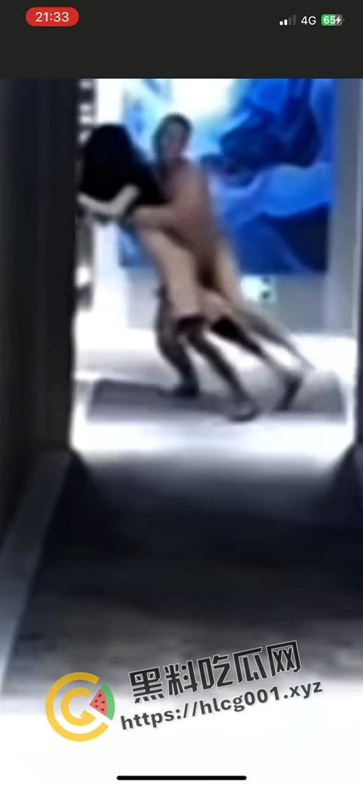 男娘？更要狠狠的草！男娘约炮网友发现是油腻大叔 想跑被强行拉回狠狠插屁眼 现场视频曝光-2