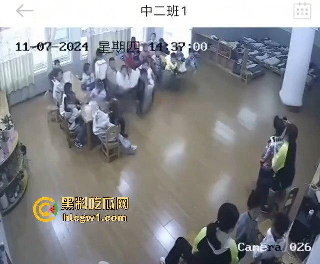 安徽六安幼儿园惊爆虐童丑闻!监控曝光老师暴打多名孩子,家长怒报警!-3