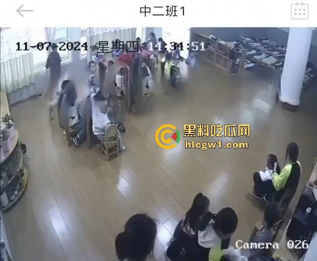 安徽六安幼儿园惊爆虐童丑闻!监控曝光老师暴打多名孩子,家长怒报警!-5