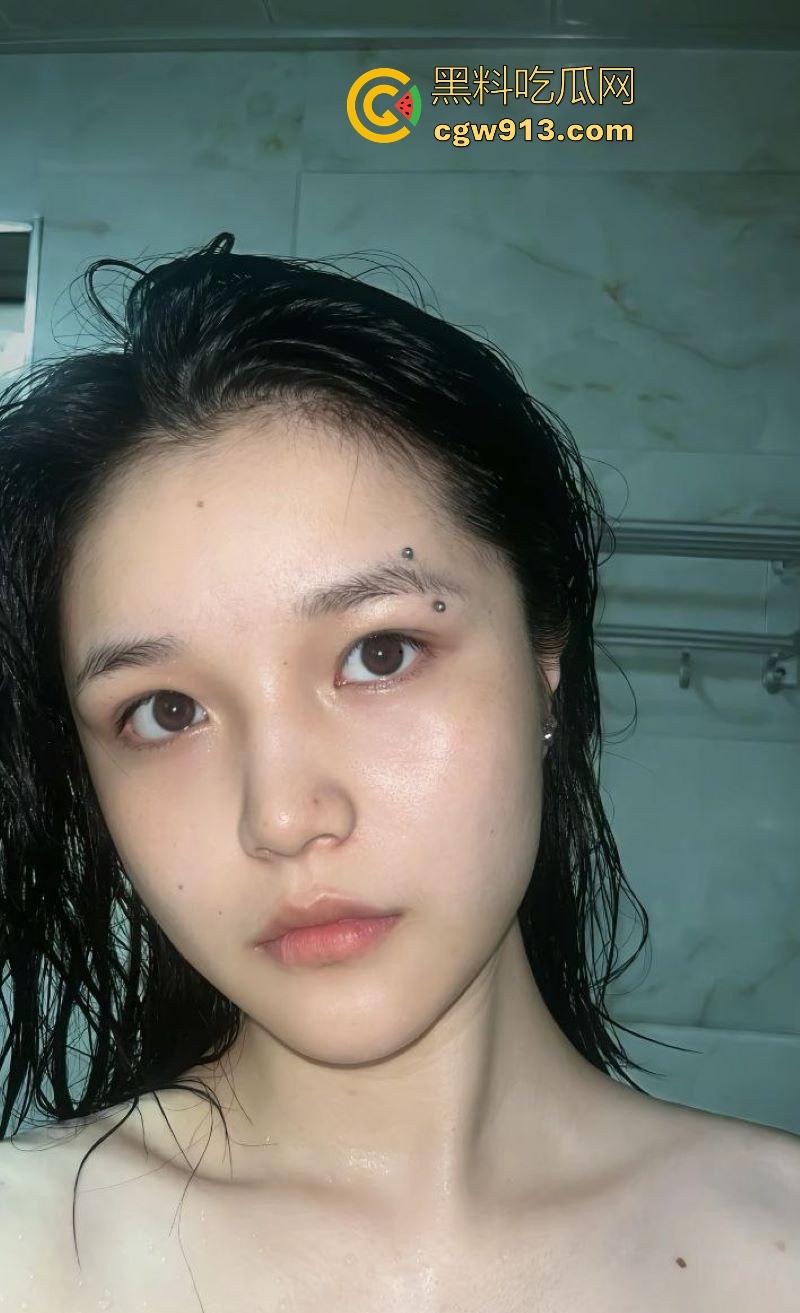 湖南唇钉反差小妹【刘语玮】调教视频曝光,性感唇钉示人,身材娇小,C杯酥胸勾魂,三根“JB”道具玩弄至高潮喷水!-1