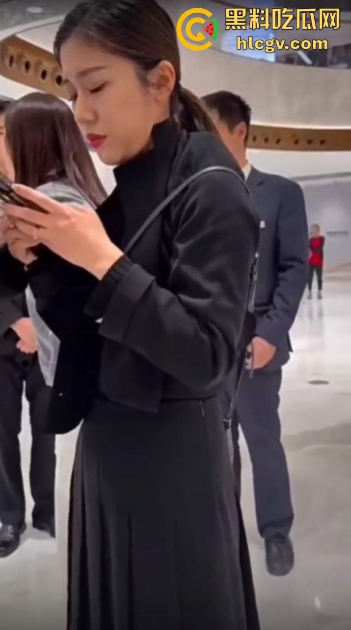 合肥银泰lv柜姐给男客户发裸照钓鱼  被抓现场还不忘叫“爸爸”-6