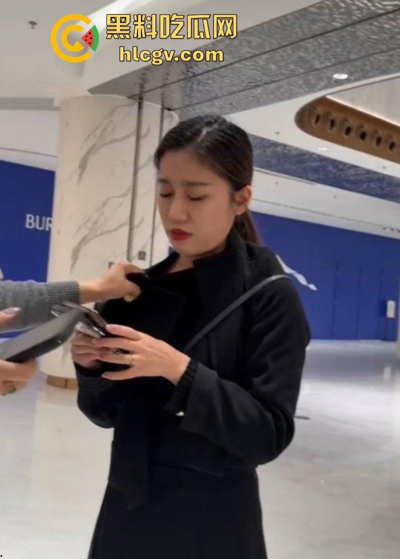 合肥银泰lv柜姐给男客户发裸照钓鱼  被抓现场还不忘叫“爸爸”-8