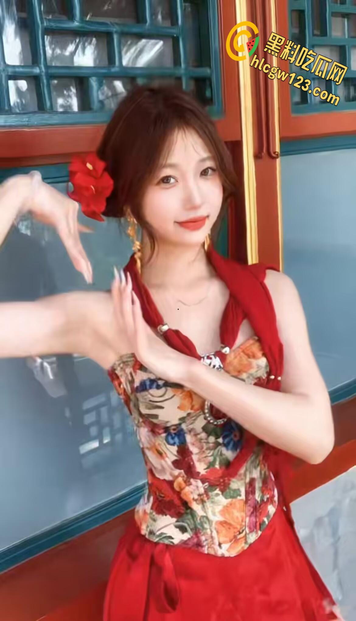 清纯气质小姐姐【一串小肥牛】，纯欲小姐姐后入蜜桃臀，抬起美腿猛插小穴！-2