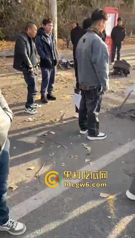 河南灵宝开源大道车管所发生重大车祸事故！保时捷三蹦子狭路相逢，碎片到处是 据说人也碎碎平安了-1