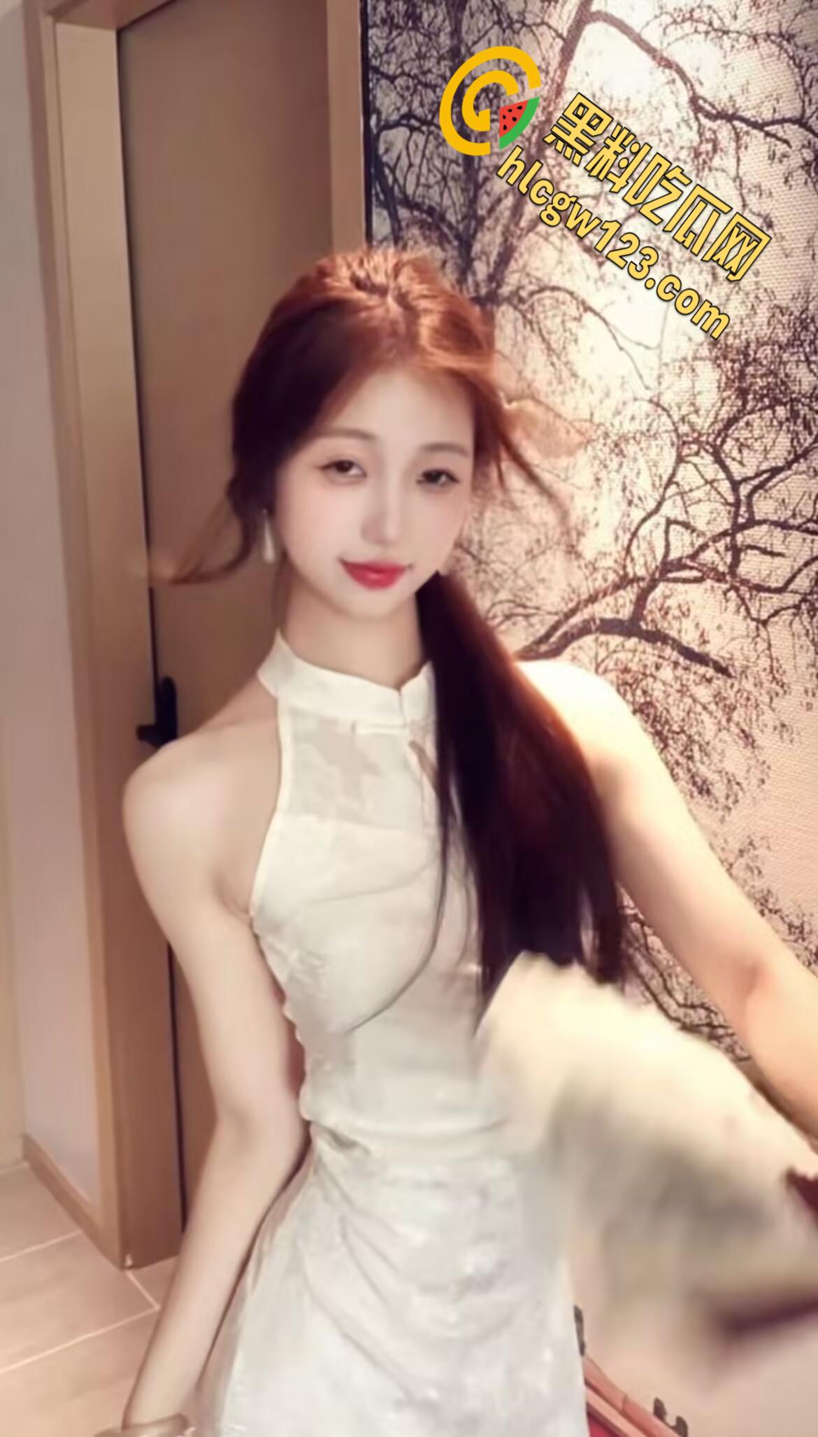 清纯气质小姐姐【一串小肥牛】，纯欲小姐姐后入蜜桃臀，抬起美腿猛插小穴！-4