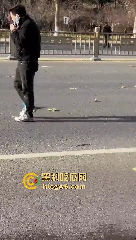 河南灵宝开源大道车管所发生重大车祸事故！保时捷三蹦子狭路相逢，碎片到处是 据说人也碎碎平安了-5