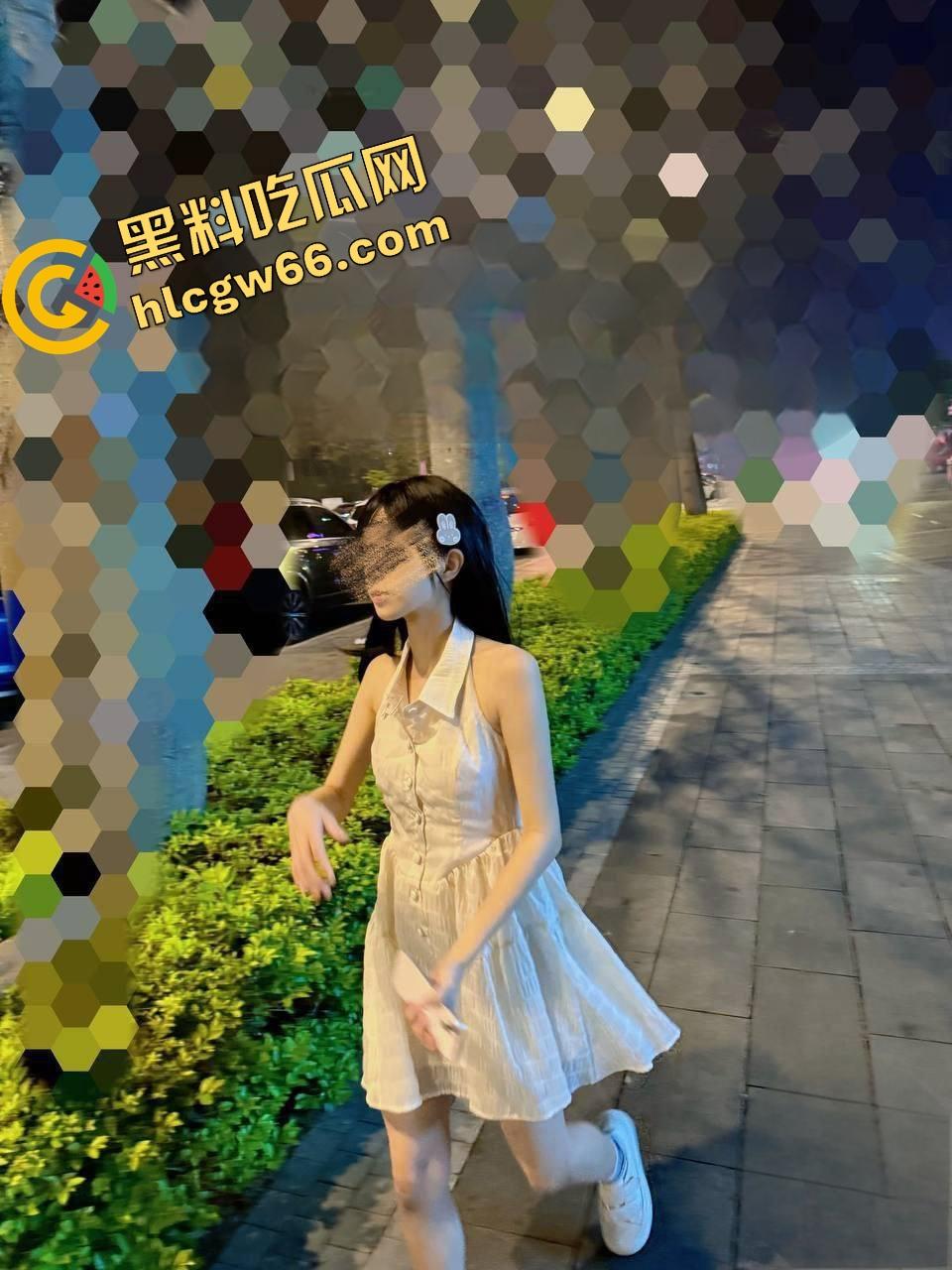 海角大神乱伦浴室偷袭亲妹,洗脸台马桶浴缸轮番后入狂捅嫩穴,操得妹妹腿软爽到翻眼!-2