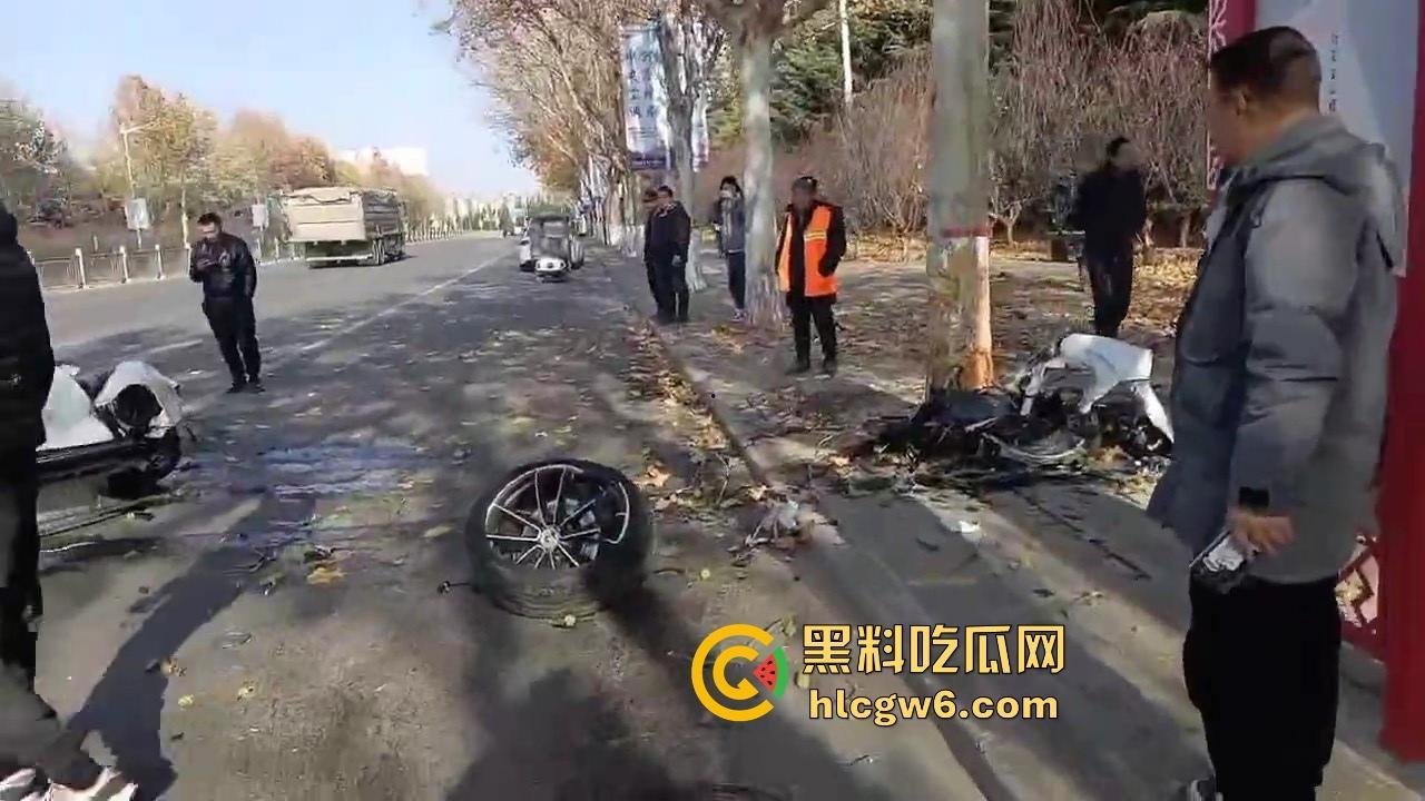 河南灵宝开源大道车管所发生重大车祸事故！保时捷三蹦子狭路相逢，碎片到处是 据说人也碎碎平安了-7