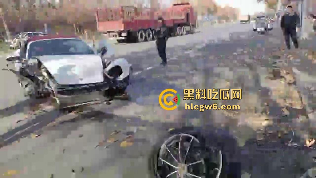 河南灵宝开源大道车管所发生重大车祸事故！保时捷三蹦子狭路相逢，碎片到处是 据说人也碎碎平安了-10