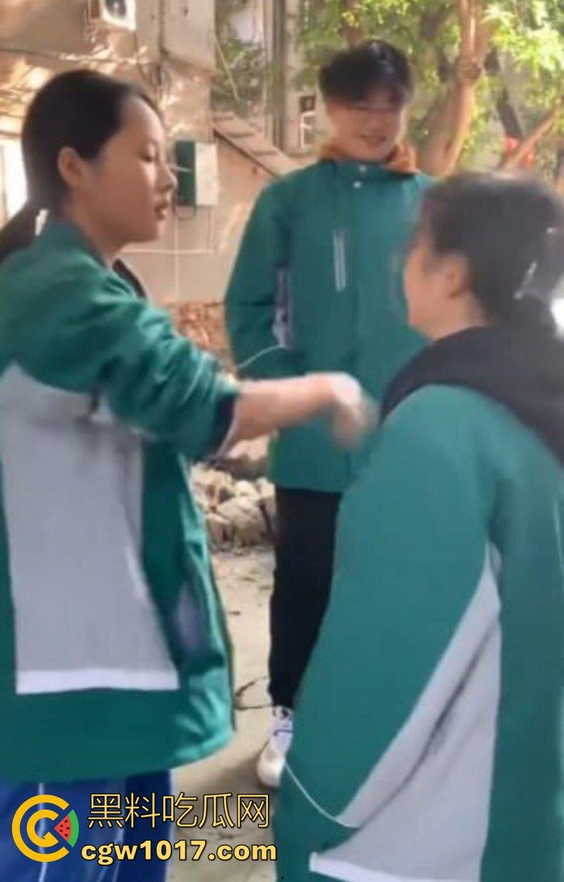 阆中中学女生霸凌事件 高中妹被接连扇大耳光 满脸红掌印却依旧不闪不避 硬气的一逼！男同学围观全程不阻止反而笑嘻嘻！-7
