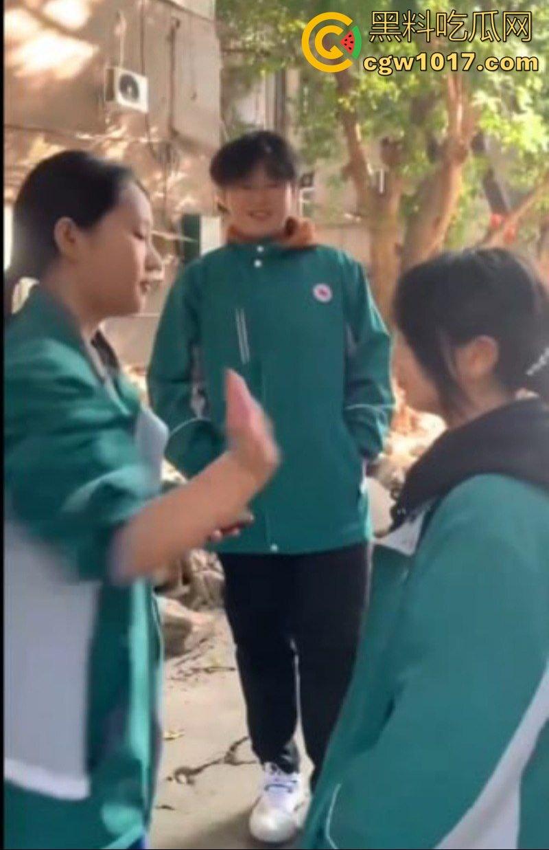 阆中中学女生霸凌事件 高中妹被接连扇大耳光 满脸红掌印却依旧不闪不避 硬气的一逼！男同学围观全程不阻止反而笑嘻嘻！-8
