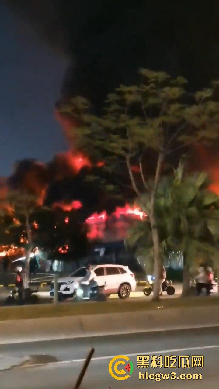 广州石井大道石丰花园煤气爆炸起火，现场多辆消防车救援，爆炸气浪把消防员吹倒！-8