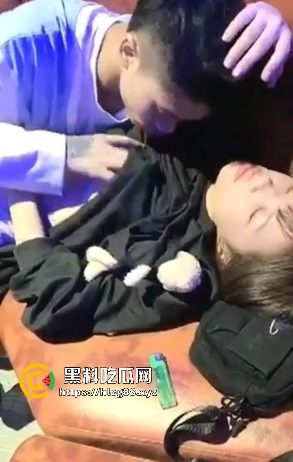 KTV带骚妹喝醉当众啃嘴勾鸡巴硬炸，酒后疯婊厕所抢精狂干，把兄弟看得裤子差点撑爆！-5