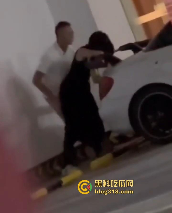广东某广场地下停车场惊现情侣在车尾干炮，俯趴在车的后尾箱强势打桩，不知道这是不是金主的任务！-2